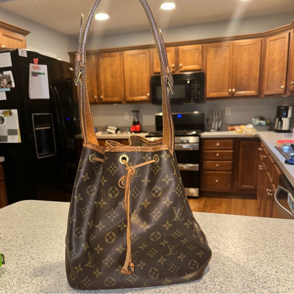 Authentic Louis Vuitton Noe 3468